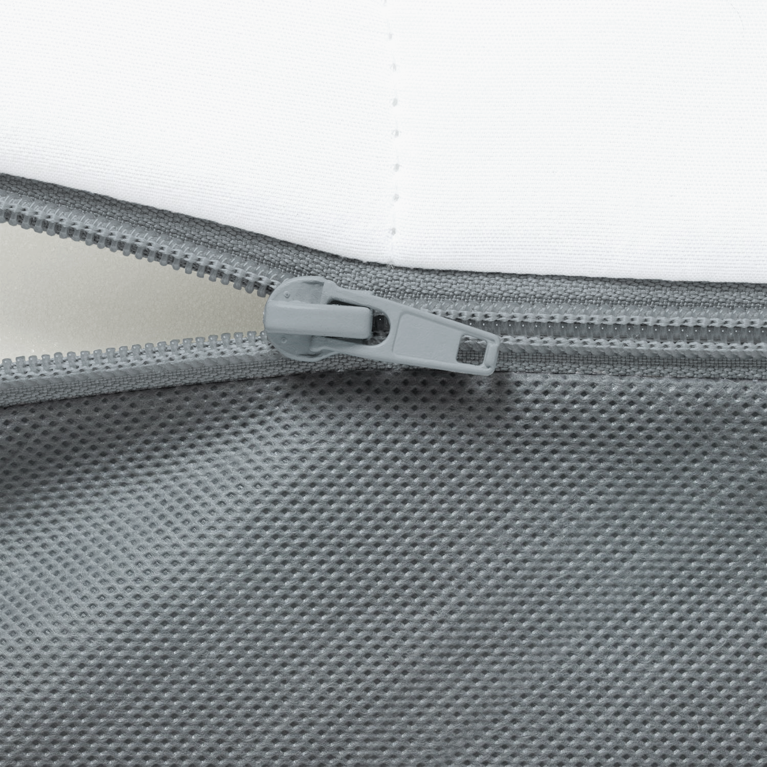Detailaufnahme eines abnehmbaren Matratzenbezugs mit praktischem Reissverschluss – ideal zum Waschen und Pflegen